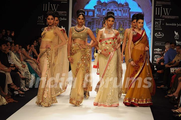 Models walks the ramp for vijay Golecha at IIJM 2011