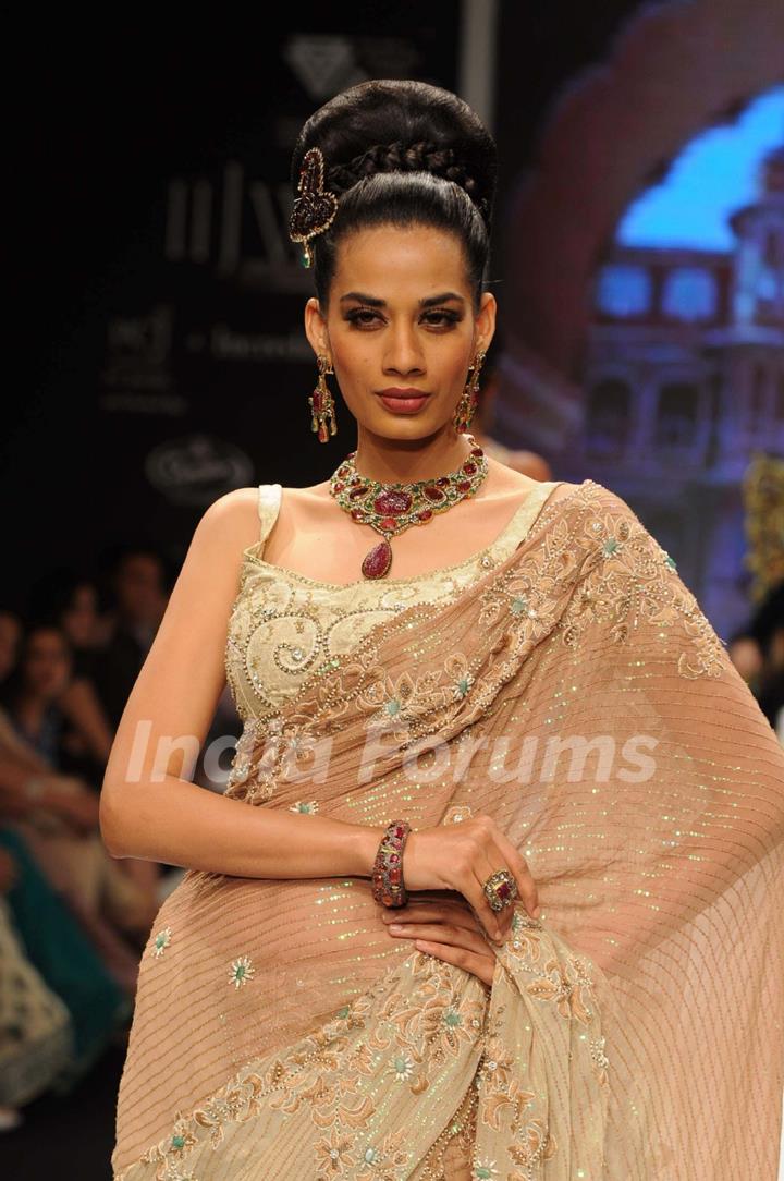 Models walks the ramp for Vijay Golecha at IIJM 2011