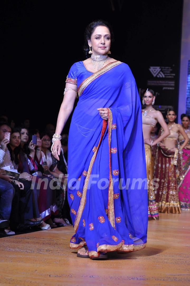 Hema Malini walks the ramp for Scintillating Jewellery at IIJW 2011