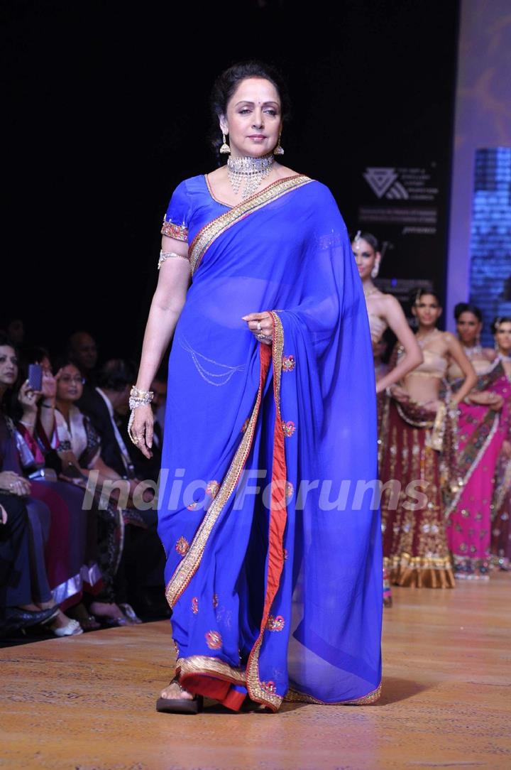 Hema Malini walks the ramp for Scintillating Jewellery at IIJW 2011