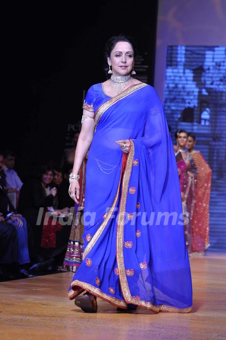 Hema Malini walks the ramp for Scintillating Jewellery at IIJW 2011