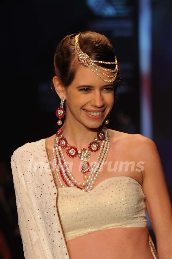 Kalki Koechlin walks the ramp for Kays Jewels at IIJM 2011