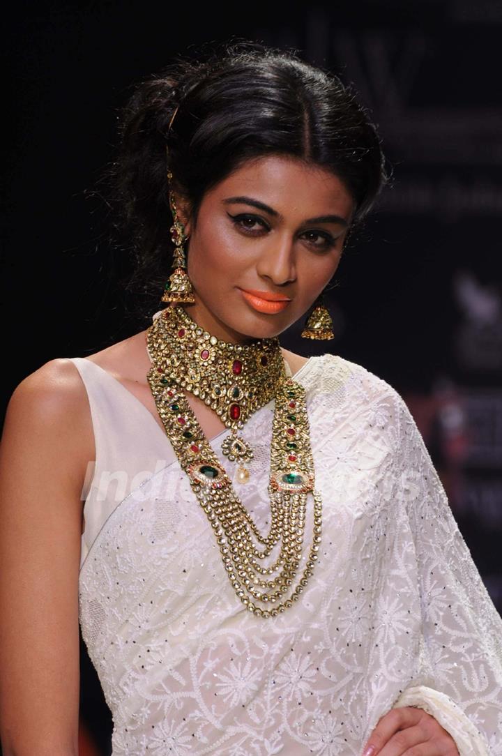 Models walks the ramp for Kays Jewels at IIJM 2011