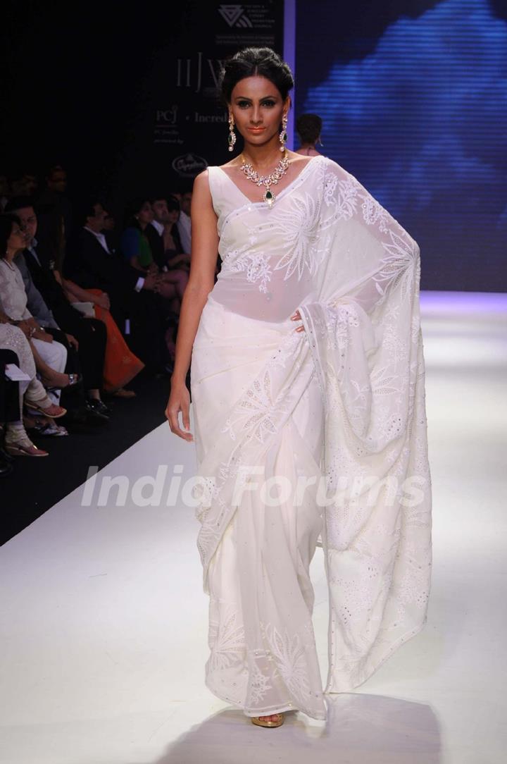 Models walks the ramp for Kays Jewels at IIJM 2011