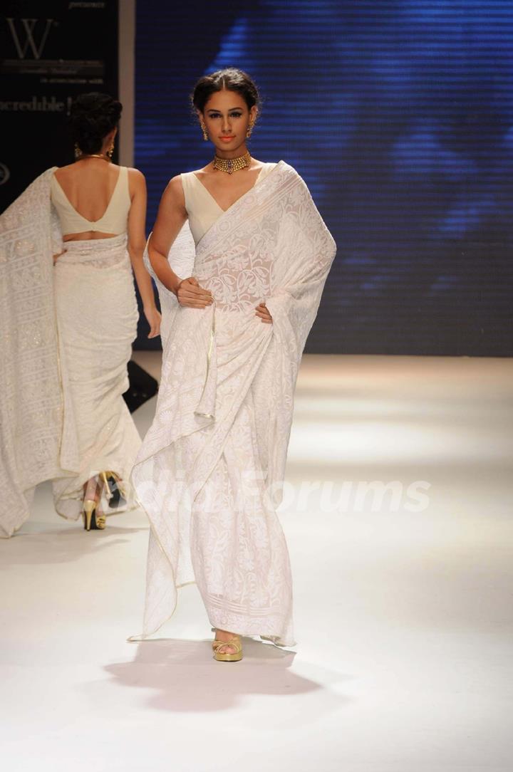 Models walks the ramp for Kays Jewels at IIJM 2011