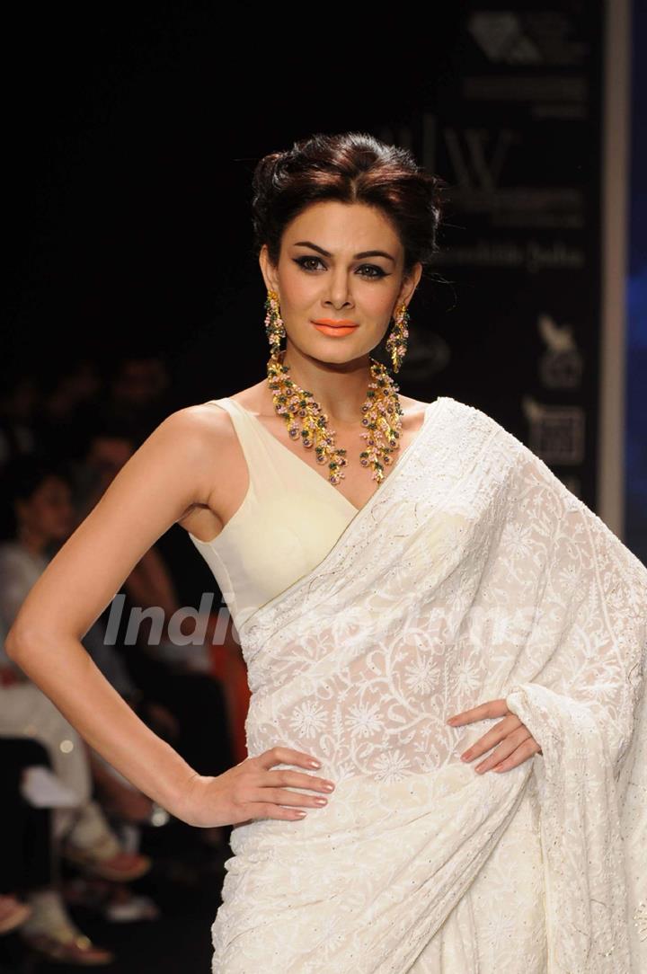 Models walks the ramp for Kays Jewels at IIJM 2011