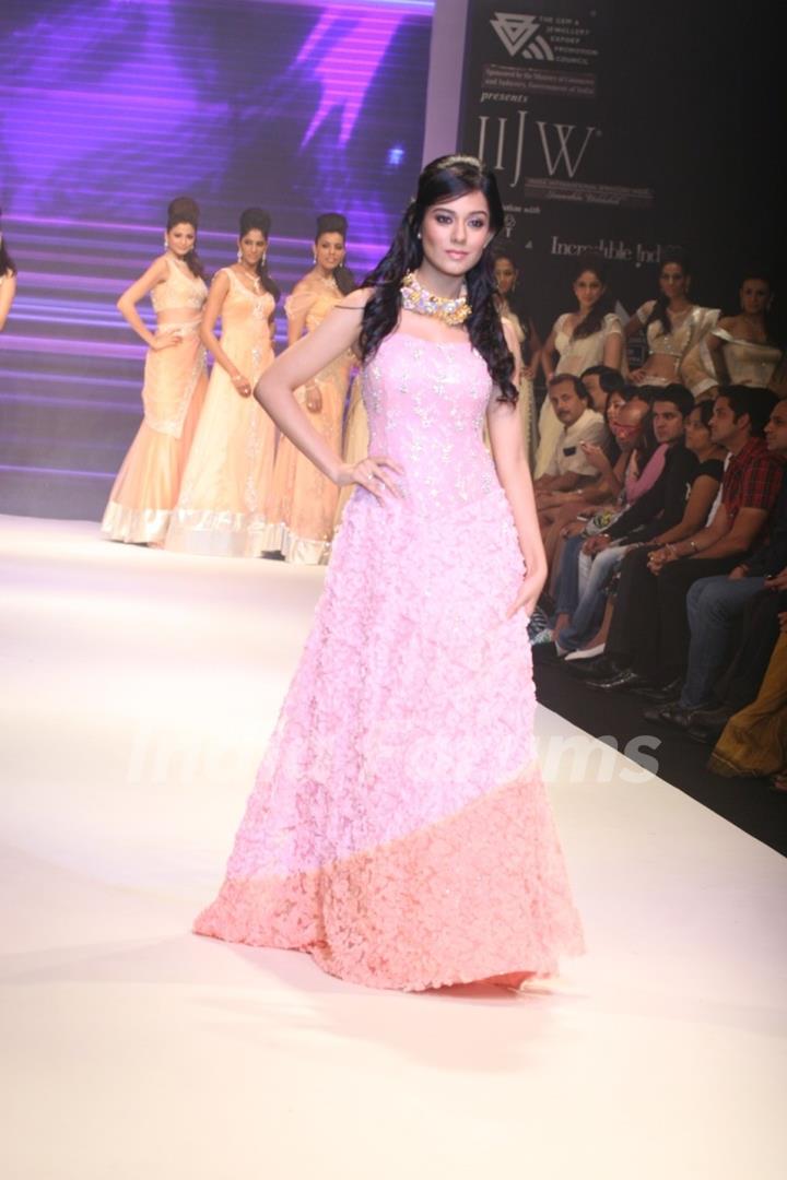 Amrita Rao walks the ramp for Agni Jewellers Show at IIJW 2011