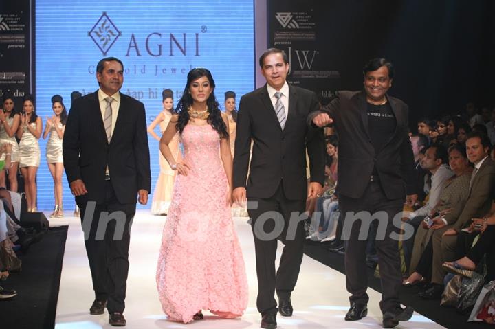 Amrita Rao walks the ramp for Agni Jewellers Show at IIJW 2011