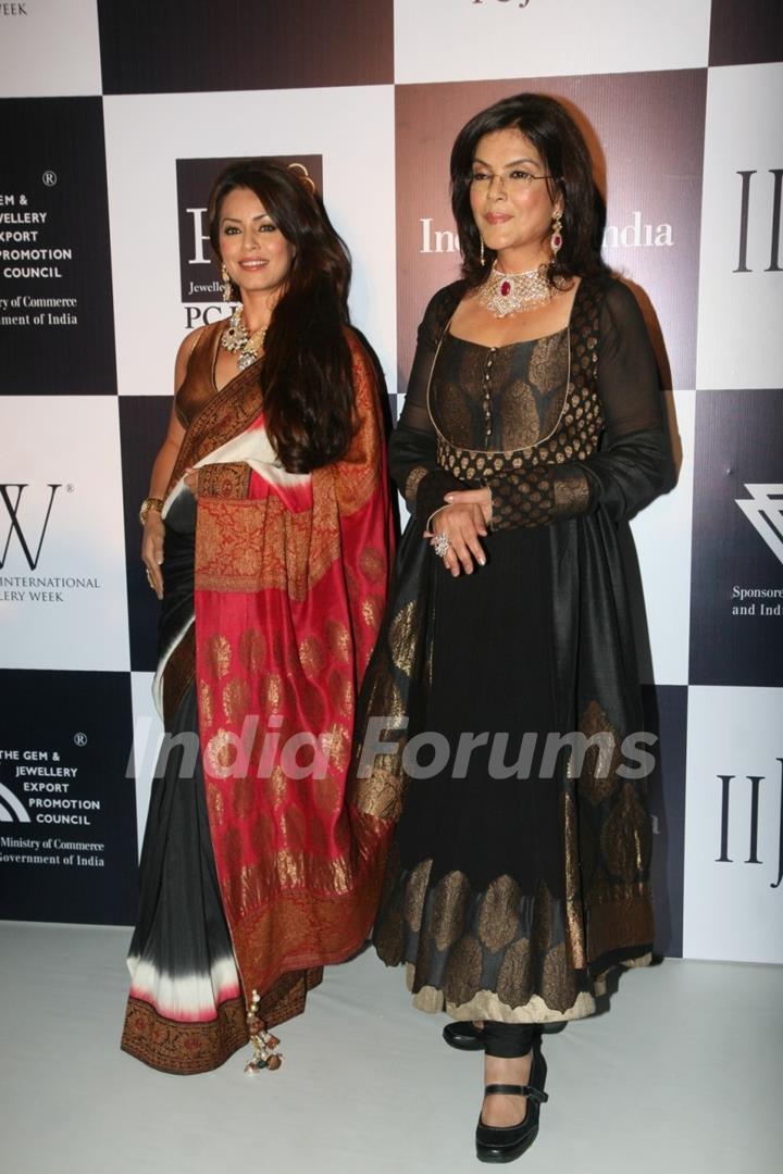 Zeenat Aman and Mahima Chaudhry walks the ramp for Sawansukha Jewellers Show at IIJW 2011