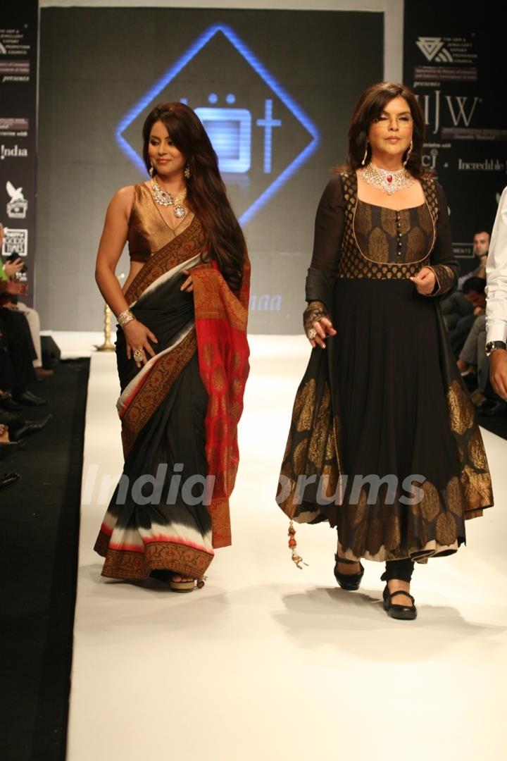 Zeenat Aman and Mahima Chaudhry walks the ramp for Sawansukha Jewellers Show at IIJW 2011