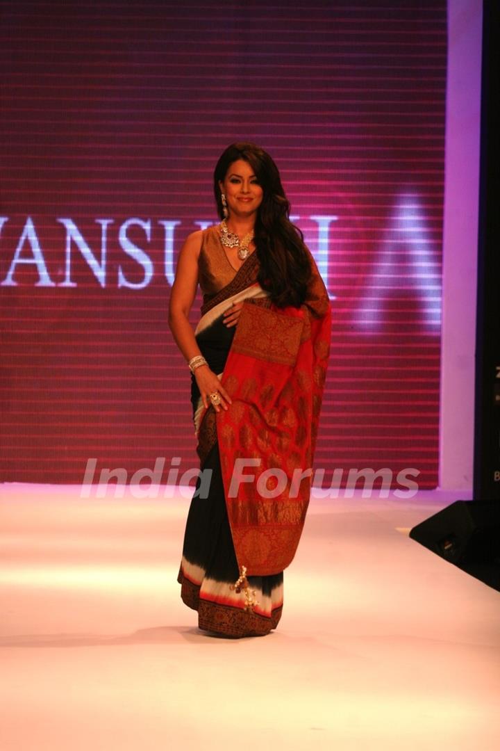 Mahima Chaudhry walks the ramp for Sawansukha Jewellers Show at IIJW 2011