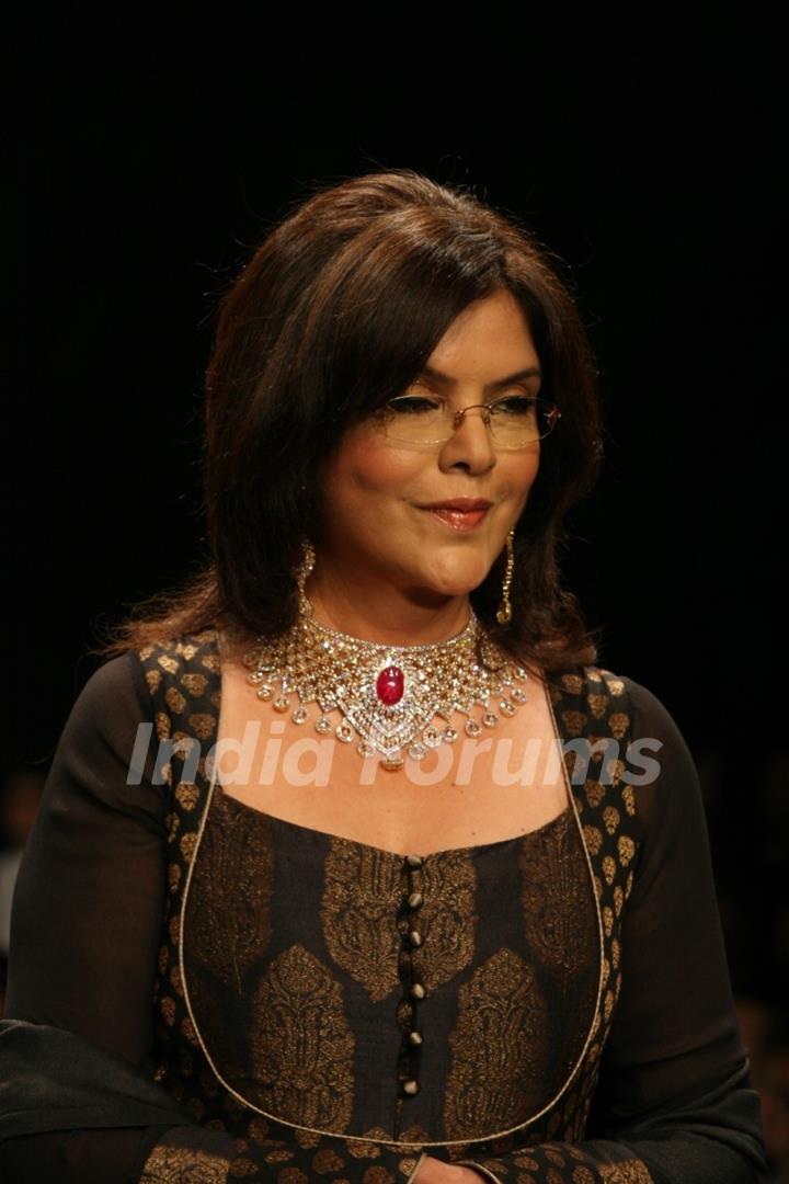 Zeenat Aman walks the ramp for Sawansukha Jewellers Show at IIJW 2011