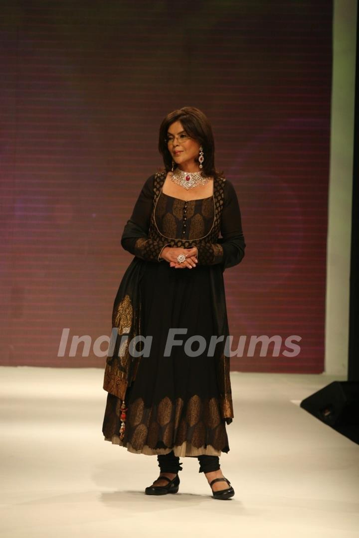 Zeenat Aman walks the ramp for Sawansukha Jewellers Show at IIJW 2011