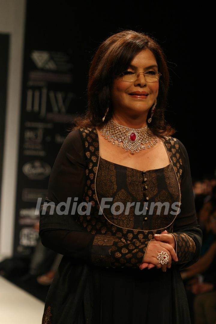 Zeenat Aman walks the ramp for Sawansukha Jewellers Show at IIJW 2011