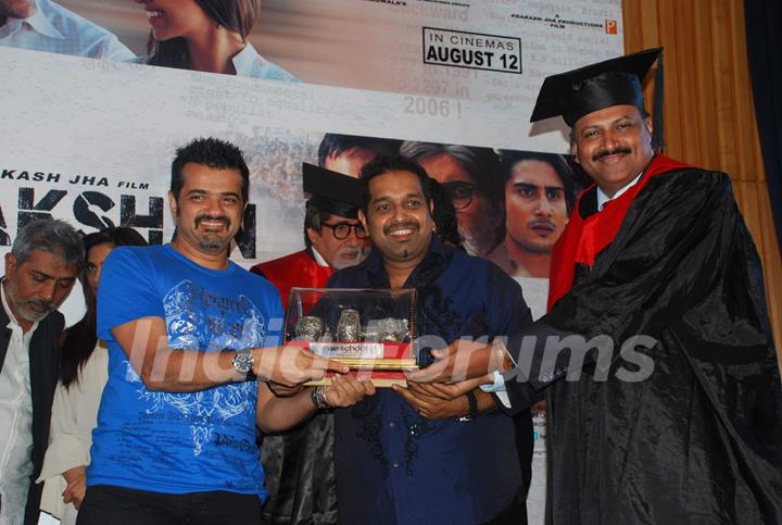 Shankar Mahadevan at Aarakshan film promotions at Welingkar college. .