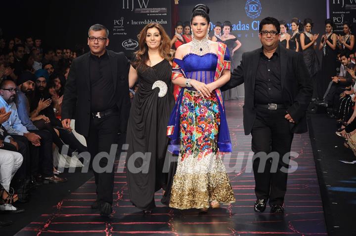 Models walk on the ramp for Dwarkadas Chandumal Diamonds at IIJW 2011 show day 3. .