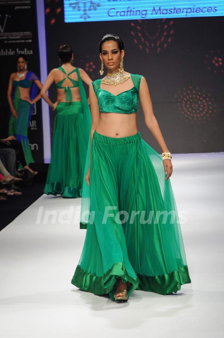 Models walks the ramp for Laxmi Jewellery Export at IIJW 2011 Day 4. .