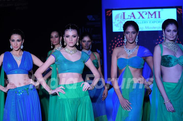 Models walks the ramp for Laxmi Jewellery Export at IIJW 2011 Day 4. .