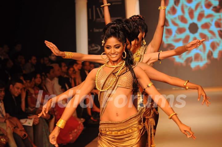 Models walks the ramp for Birdhichand Ghanshyamdas at IIJW 2011 Day 4. .