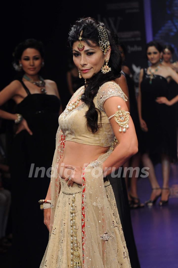 Models walks the ramp for Alpana Gujral at IIJW 2011 Day 4. .