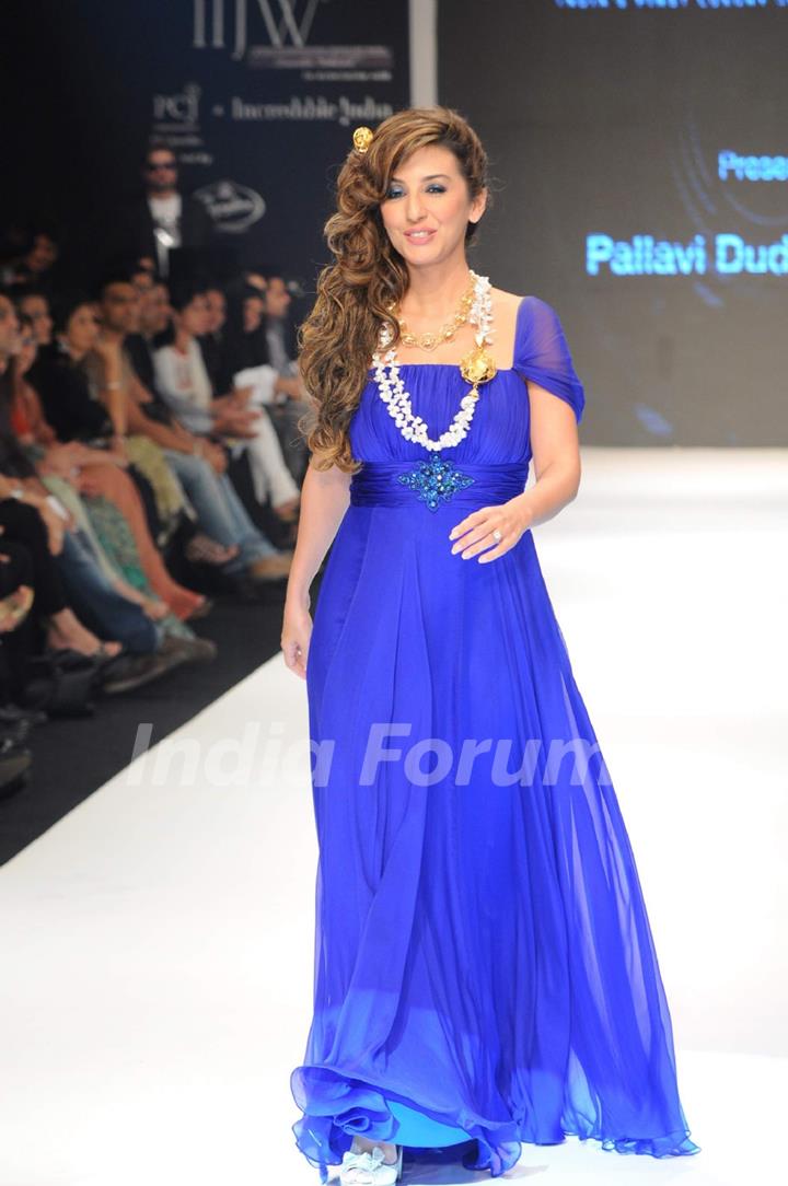 Perizaad Zorabian Irani walks the ramp for Adorn at IIJW 2011 Day 4