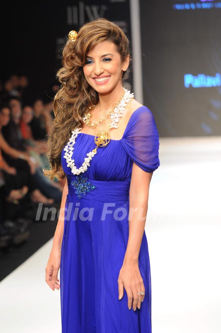 Perizaad Zorabian Irani walks the ramp for Adorn at IIJW 2011 Day 4