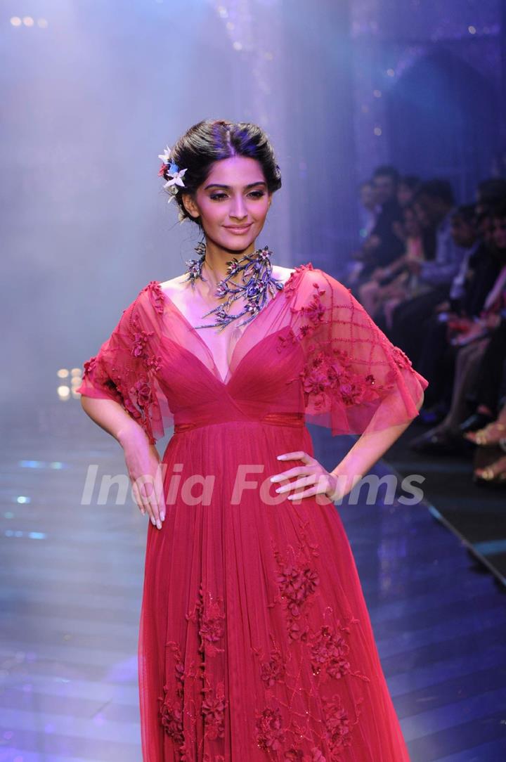 Sonam Kapoor walks the ramp at IIJW 2011 Grand Finale . .