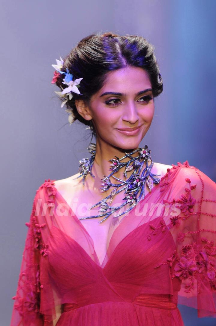 Sonam Kapoor walks the ramp at IIJW 2011 Grand Finale . .