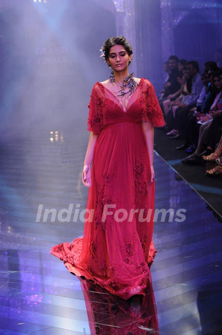 Sonam Kapoor walks the ramp at IIJW 2011 Grand Finale . .