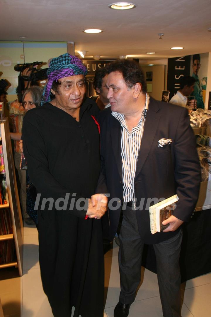 Rishi Kapoor unveils Khwaja Ahmad Abbas' Book 'An Evening In Lucknow'