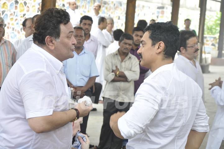 Rishi Kapoor and Aamir Khan at late actor Shammi Kapoor's funeral in Mumbai. .