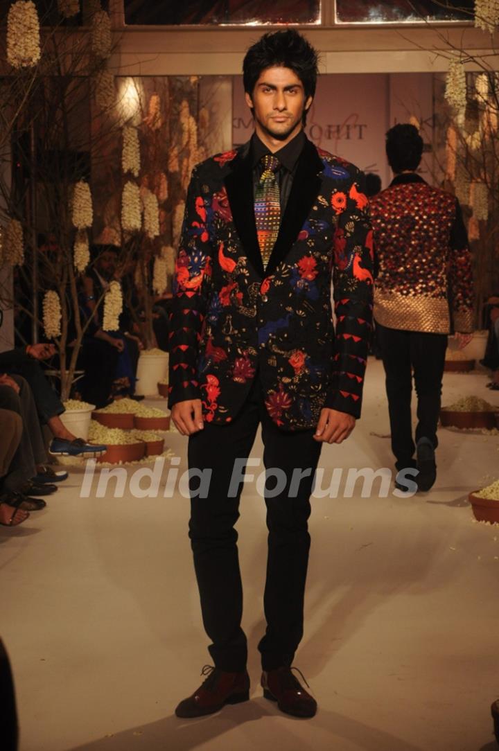 Model displaying designer Rohit Bal's collection at Lakmashion Week Winter/Festive 2011. .