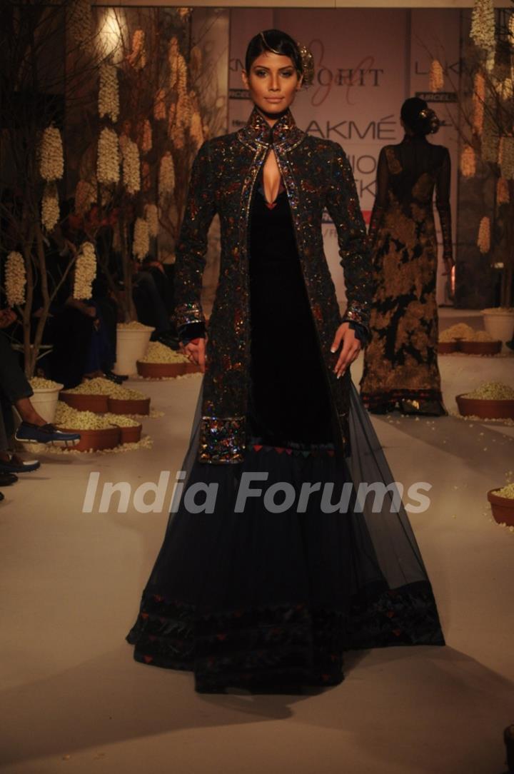 Model displaying designer Rohit Bal's collection at Lakmashion Week Winter/Festive 2011. .