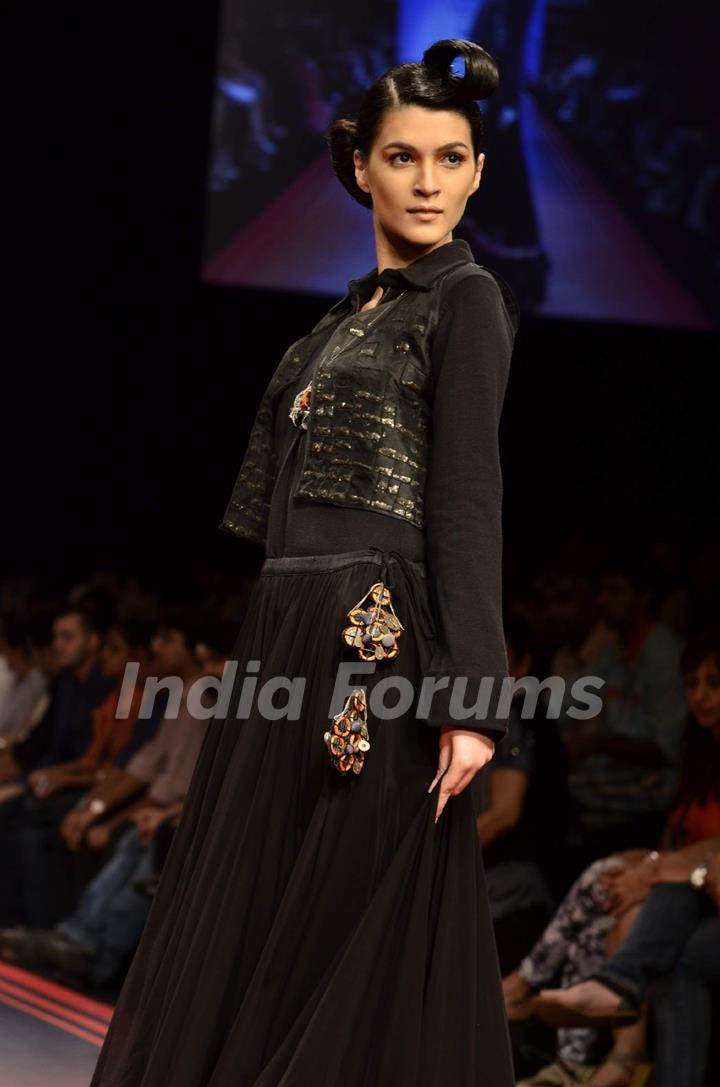 Model display the designer Archana Kochhar's collection during the first day of Lakme fashion week winter/festive 2011, in Mumbai. .