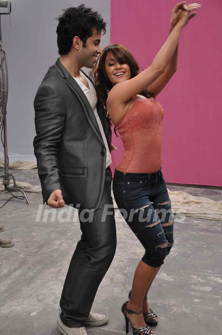 Minnisha Lamba, Tusshar Kapoor and Shreyas Talpade shooting for Hum Tum Shabana