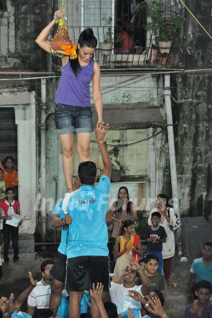 Gladrags Model Rozlyn Khan plays, cheers and breaks Dahi Handi with New Golden Krida Mandal in Worli