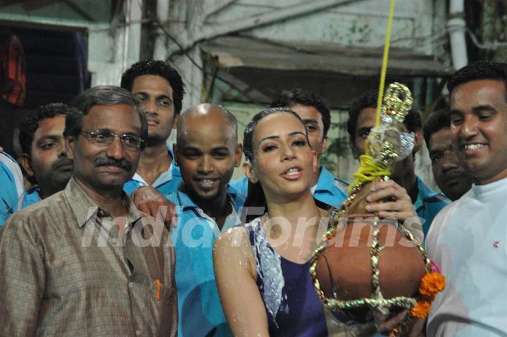 Gladrags Model Rozlyn Khan plays, cheers and breaks Dahi Handi with New Golden Krida Mandal in Worli