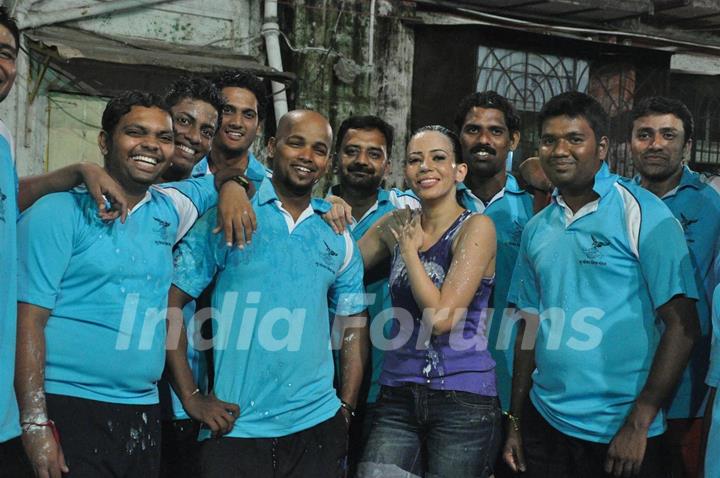 Gladrags Model Rozlyn Khan plays, cheers and breaks Dahi Handi with New Golden Krida Mandal in Worli