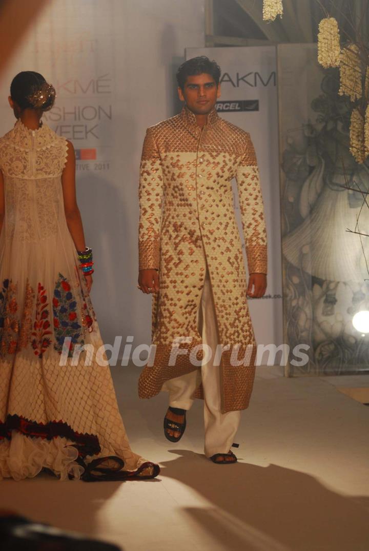 Arjun Rampal walks the ramp for Rohit Bal at Lakme Fashion Week 2011 launch