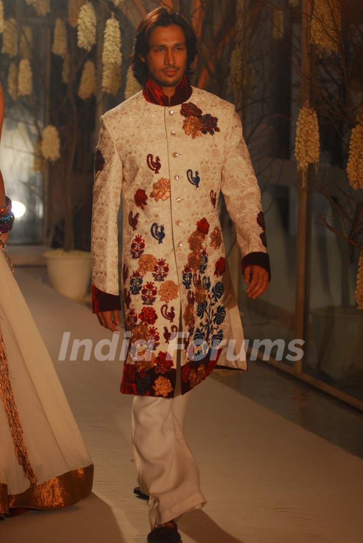 Arjun Rampal walks the ramp for Rohit Bal at Lakme Fashion Week 2011 launch