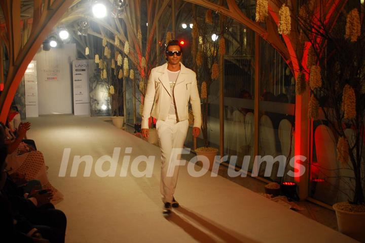 Arjun Rampal walks the ramp for Rohit Bal at Lakme Fashion Week 2011 launch