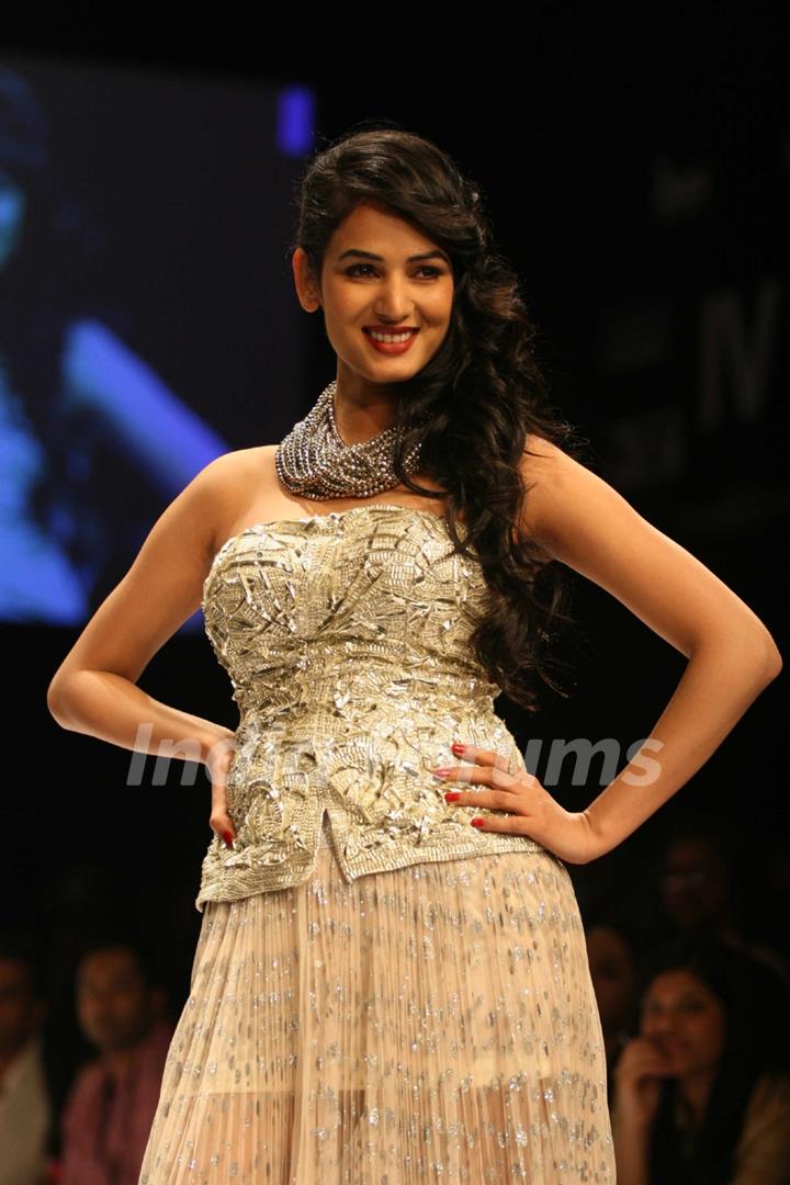 Rina Dhaka Presented An Utterly Feminine Glamorous Collection At Lakmé Fashion Week Winter/Fashion 2011