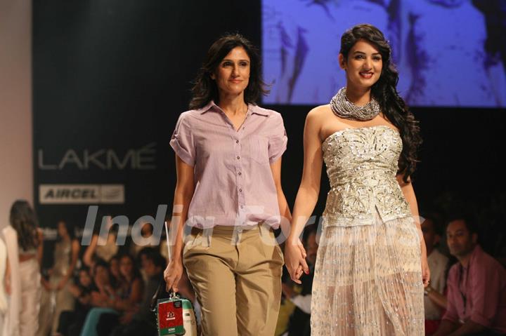 Rina Dhaka Presented An Utterly Feminine Glamorous Collection At Lakmé Fashion Week Winter/Fashion 2011