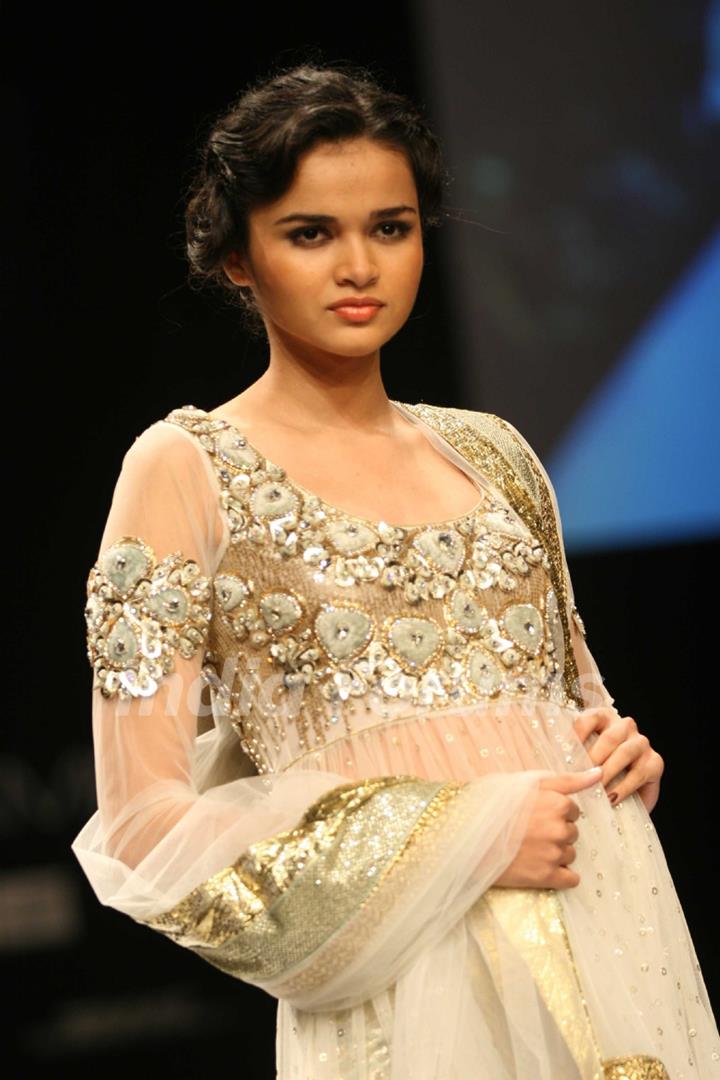 Payal Singhal’s Bridal Fantasy Collection Dazzled At Lakmé Fashion Week Winter/Festive 2011