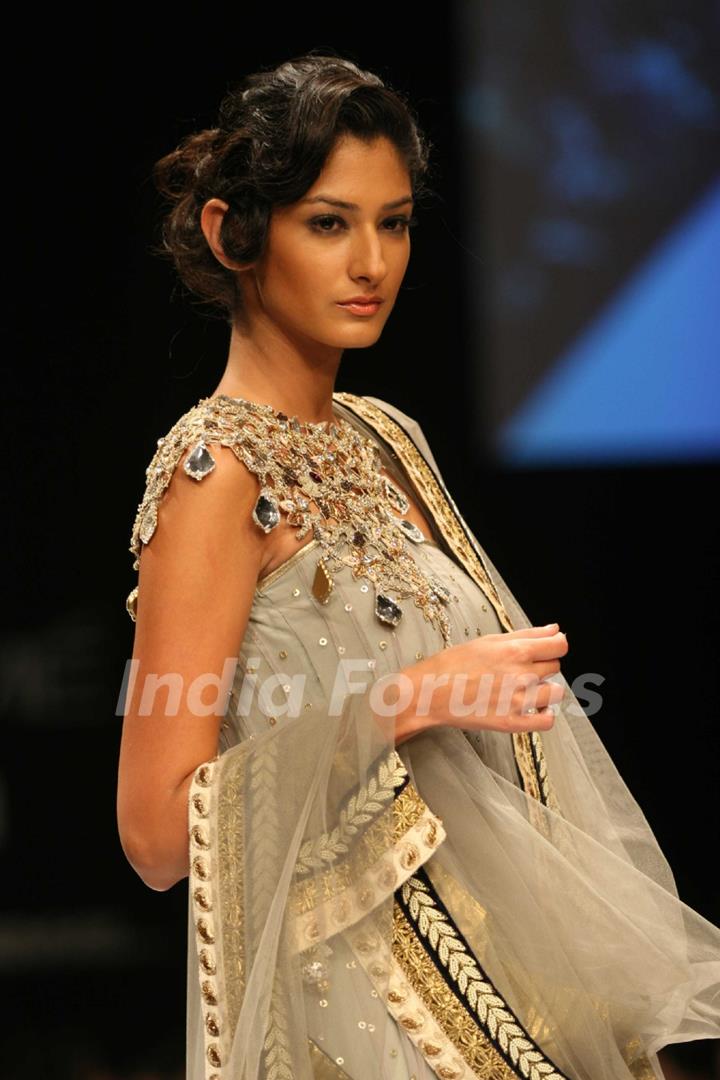 Payal Singhal’s Bridal Fantasy Collection Dazzled At Lakmé Fashion Week Winter/Festive 2011