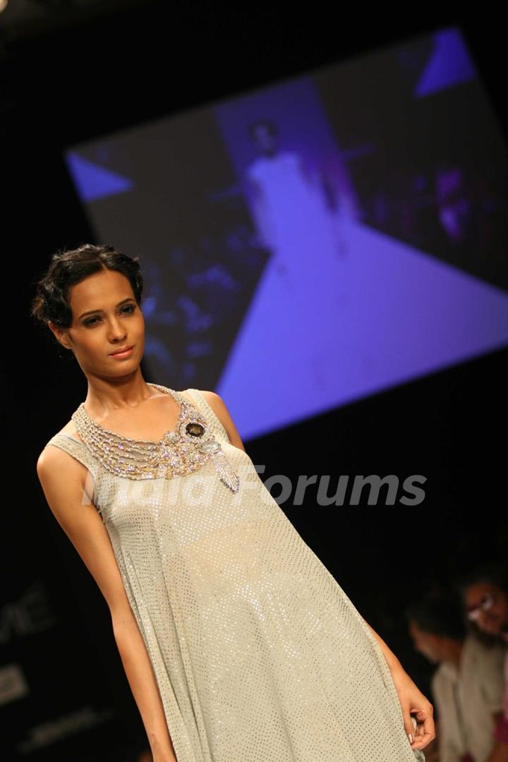 Payal Singhal’s Bridal Fantasy Collection Dazzled At Lakmé Fashion Week Winter/Festive 2011