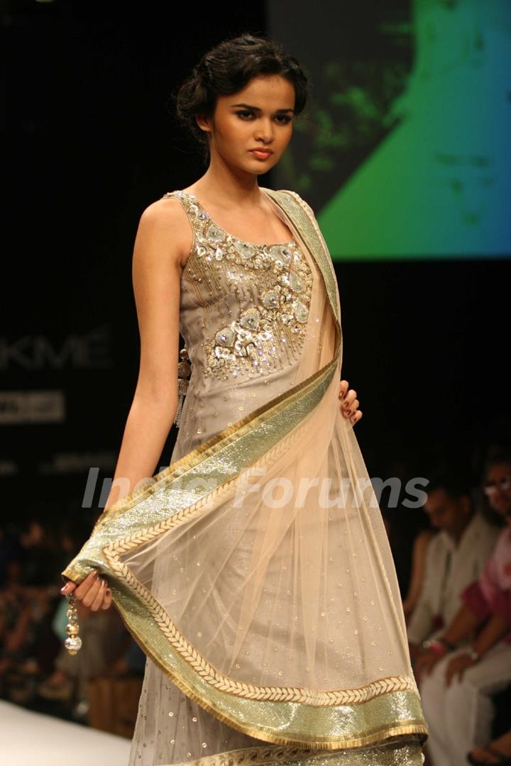 Payal Singhal’s Bridal Fantasy Collection Dazzled At Lakmé Fashion Week Winter/Festive 2011