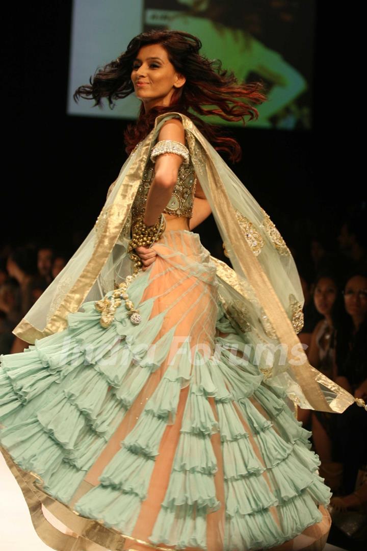 Payal Singhal’s Bridal Fantasy Collection Dazzled At Lakmé Fashion Week Winter/Festive 2011