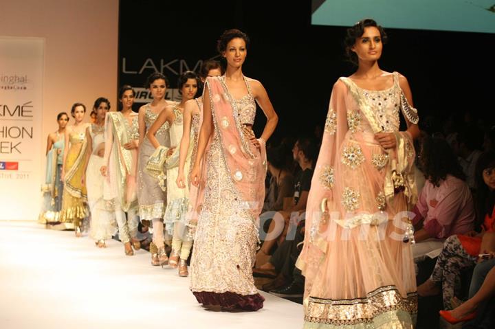 Payal Singhal’s Bridal Fantasy Collection Dazzled At Lakmé Fashion Week Winter/Festive 2011