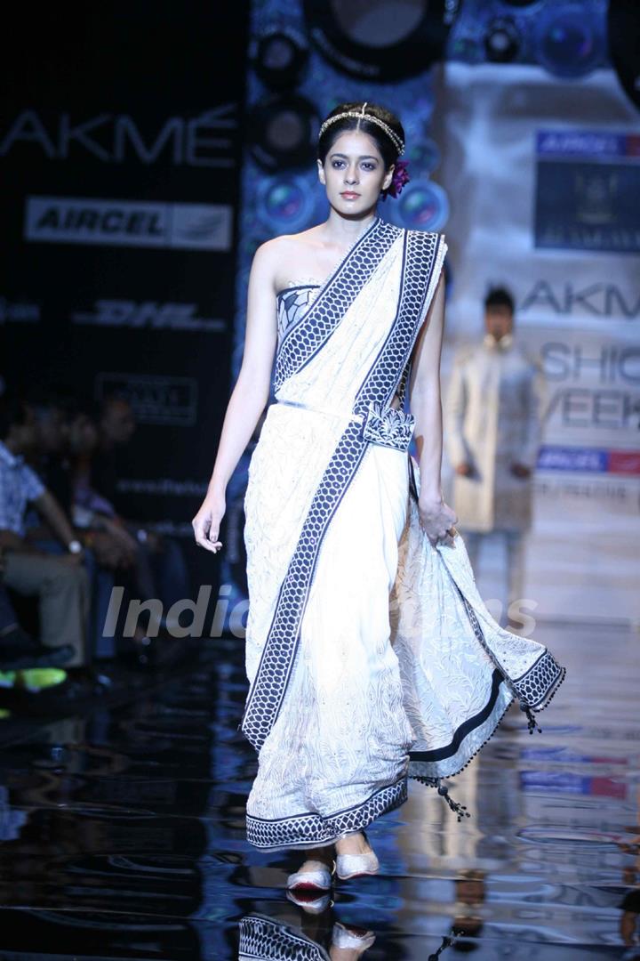 Aircel Presented J J Valaya’s Sensational Regal Tasveer Couture Collection That Ended The First Day And Entralled The Audience At Lakmé Fashion Week Winter/Festive 2011